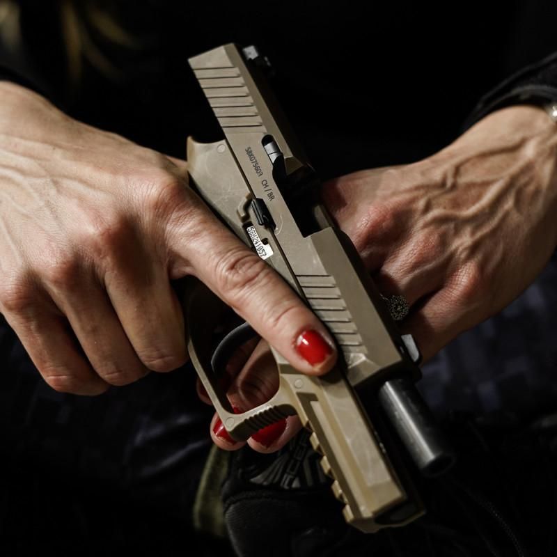 Pistola P320 Compact Coyote Siglite 9mm - Imagem 3